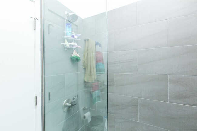 Building Photo - Video Tour- Sunny 2 Bed w/Laundry. Near 606 and EL. Free Internet. Amazing Deal.