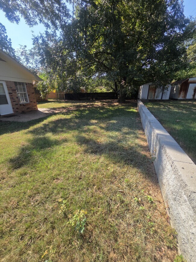 Building Photo - 3501 Robinhood Ln