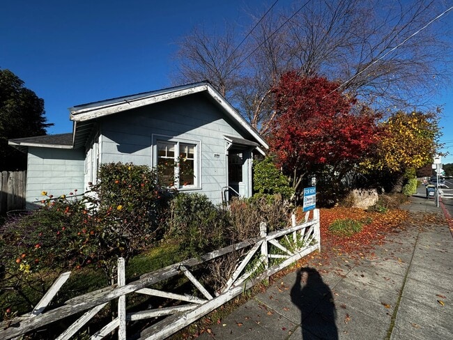 Building Photo - Sit out with your pet on the patio of this Arcata home!