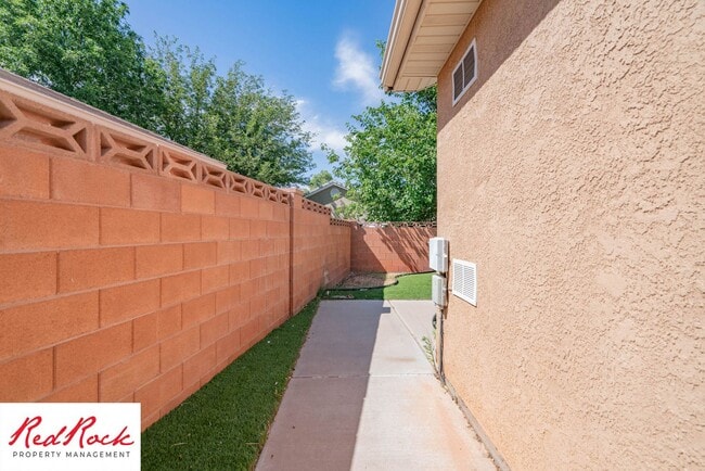 Building Photo - 2 Bedroom and 2 Bathroom Home near Quail C...