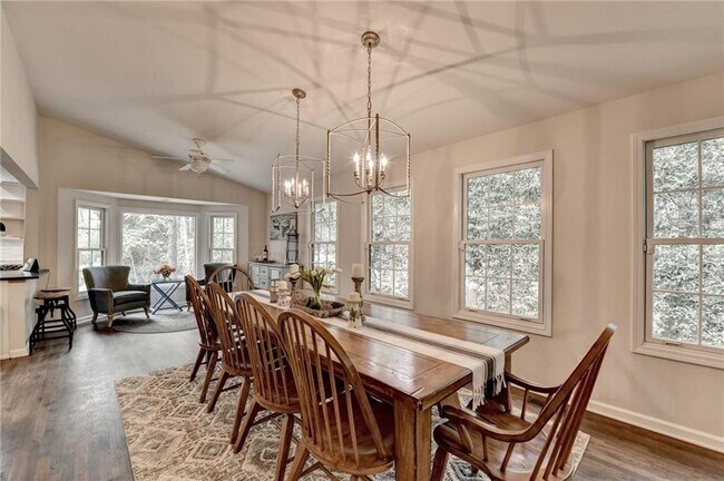 Building Photo - 443 Lakeshore Dr NW