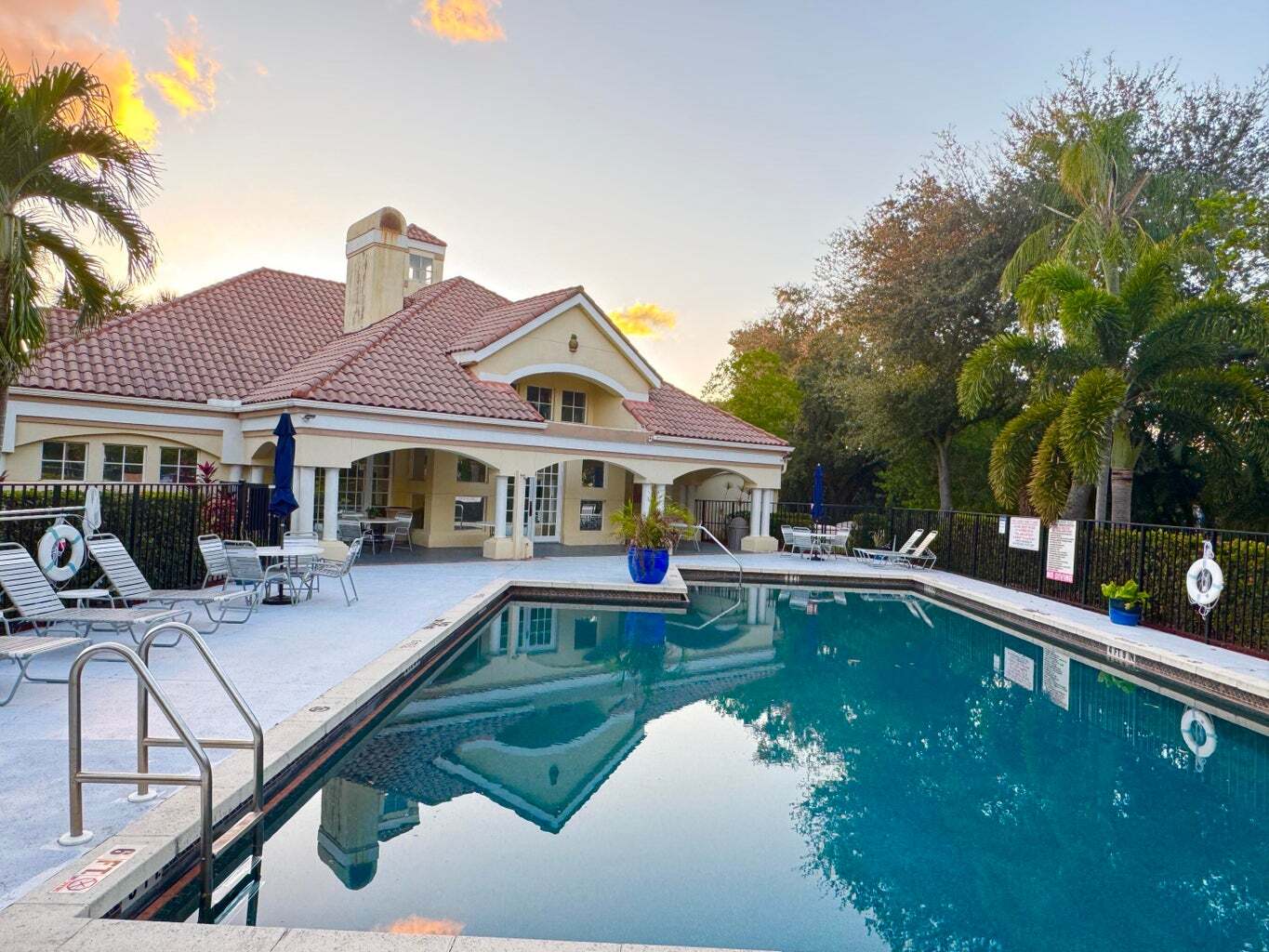 Building Photo - 815 W Boynton Beach Blvd