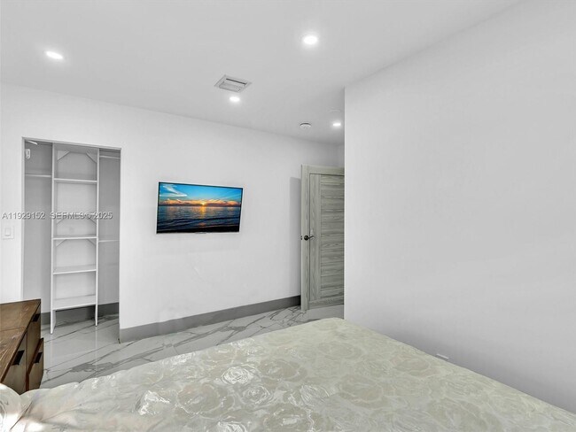 Building Photo - 440 SE 8th Ave