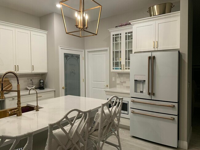 Building Photo - 3155 SW 78th Ave