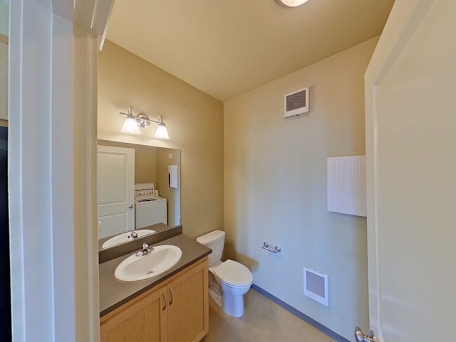 Building Photo - 1991 Oak St