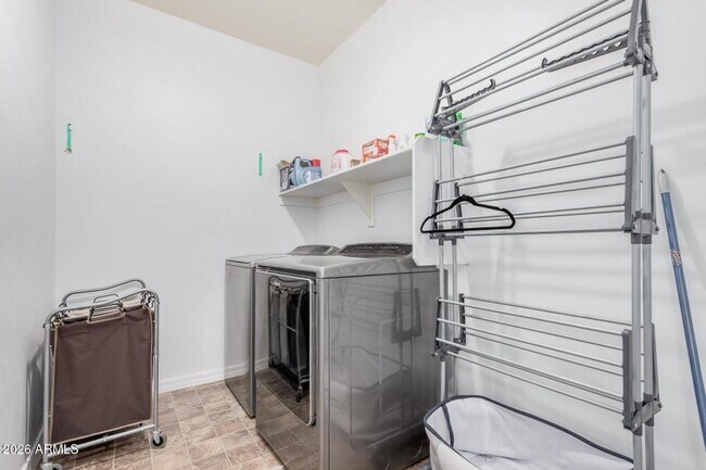 Building Photo - SFH 4-3