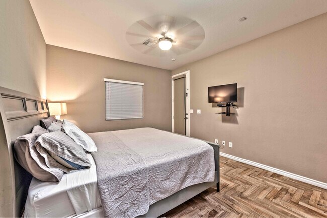 Building Photo - 993 River Garden Ct