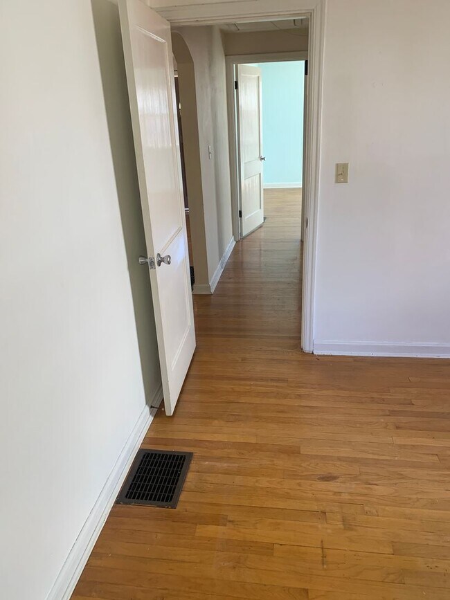 Building Photo - Lovely Ranch Home with Hardwood Floors and...