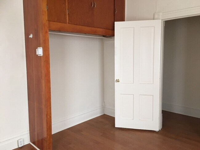 Building Photo - 324 Beldon Pl