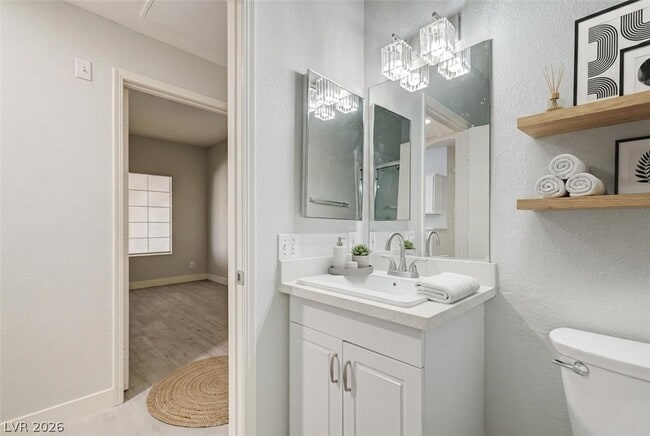 Building Photo - 1900 N Torrey Pines Dr