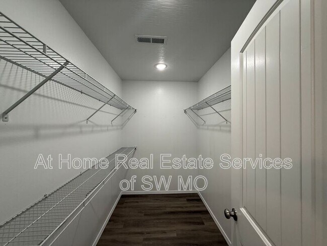 Building Photo - 820 E Watermill Cir