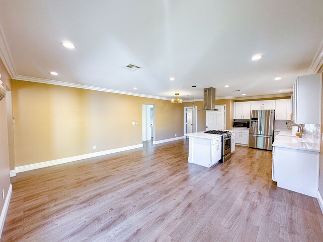 Building Photo - Gorgeous 3 Bedroom 2 Bath Updated Front House for Lease Near SoFi! (Building of ADU in the back)