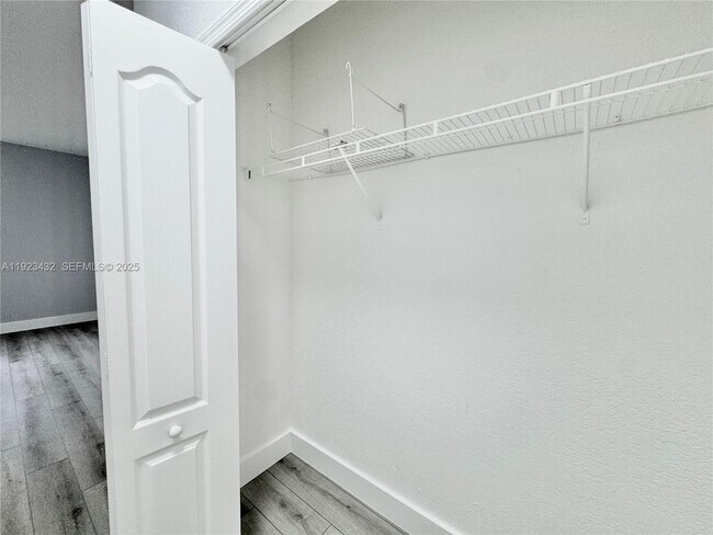 Building Photo - 120 Jacaranda Country Club Dr