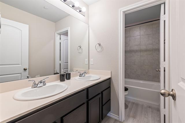 Building Photo - 2224 Davenport Dr