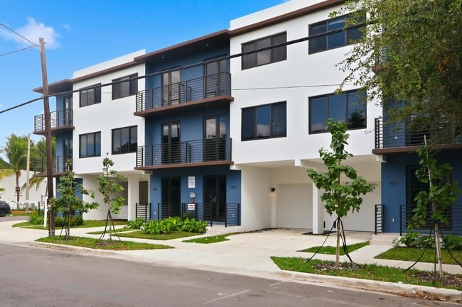 Building Photo - 1376 SW 4th St