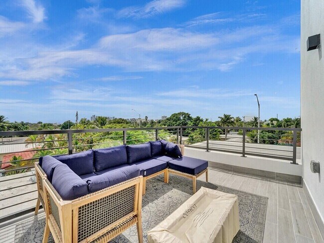 Building Photo - 1226 NE 15th Ave