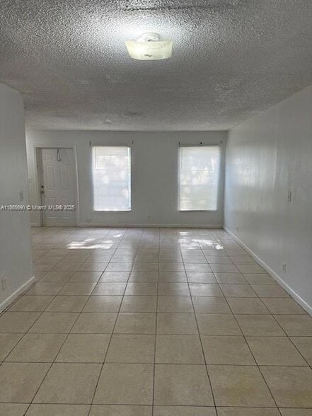 Building Photo - 3920 Woodside Dr
