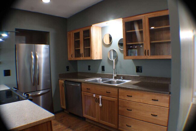 Building Photo - 3B2BA 1700 Sq Ft - Forced Air and Heat - Sunroom in Moscow, ID!  Recent Remodel