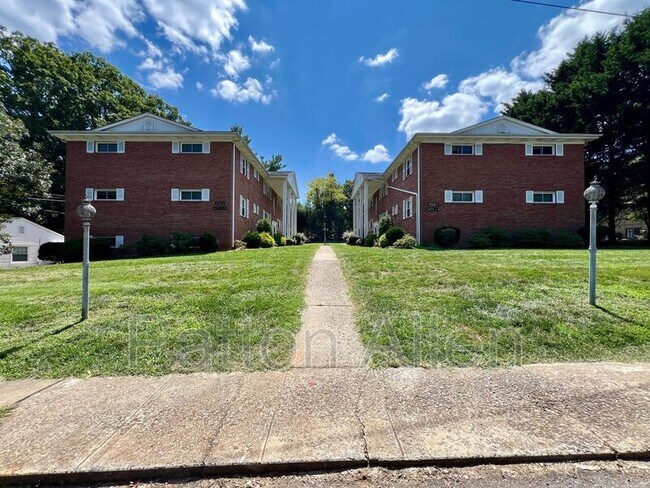 Building Photo - 1020 Hendersonville Rd