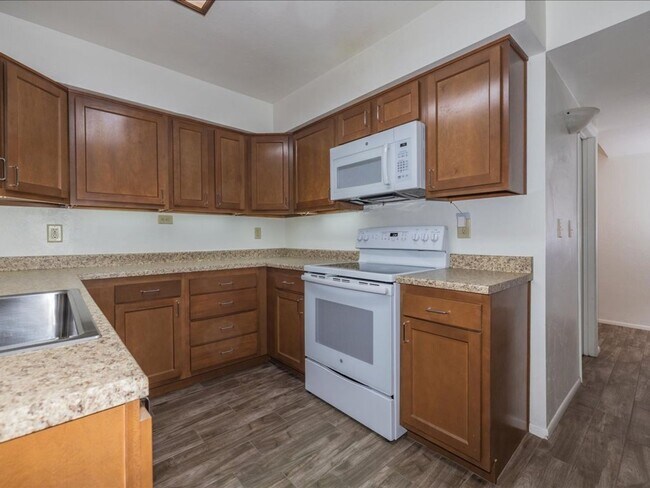 Building Photo - 3 Bedroom, 2.5 Bath