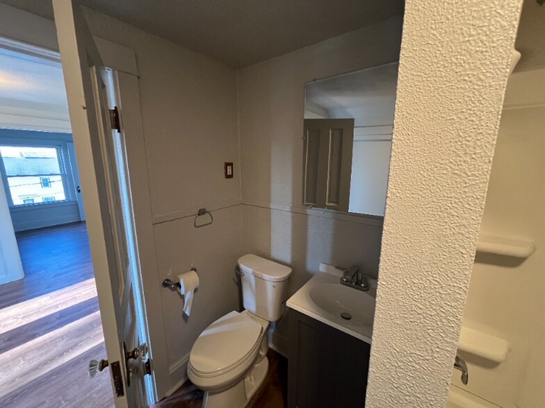 Building Photo - 232 Leavens Ave