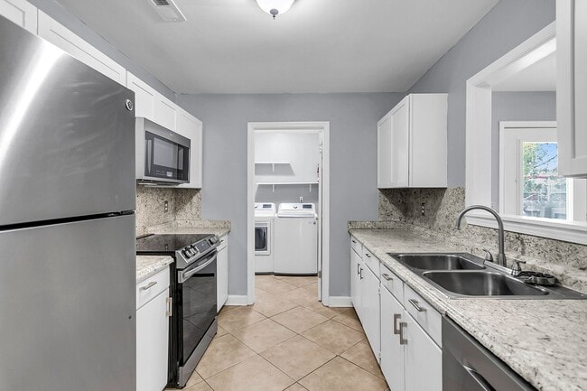 Building Photo - 206 Pine Shadow Dr