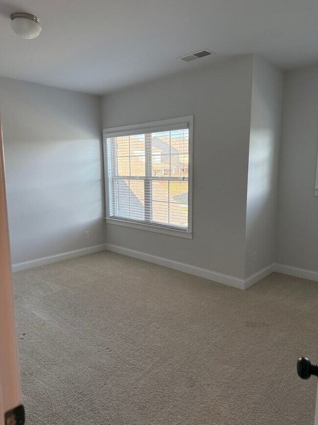 Building Photo - Spacious 5BR House in Buford