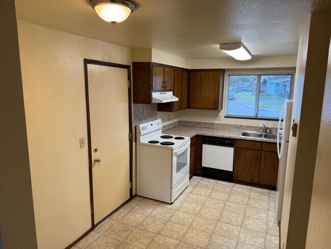 Building Photo - Updated 2 bedroom 1 1/2 bath duplex in Springfield!  MOVE IN SPECIAL!