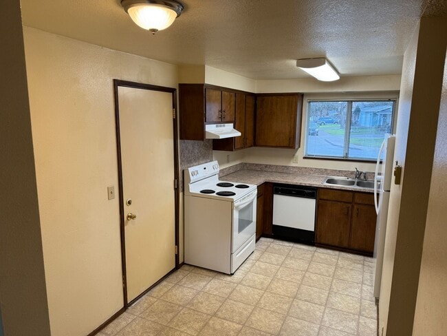 Building Photo - Updated 2 bedroom 1 1/2 bath duplex in Springfield!