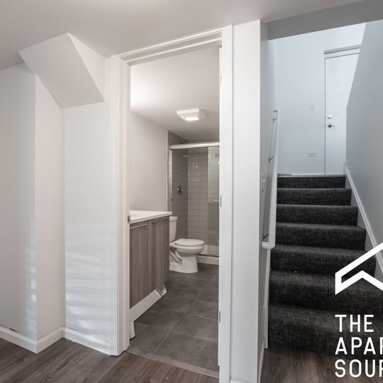 Building Photo - 932 W Dakin St