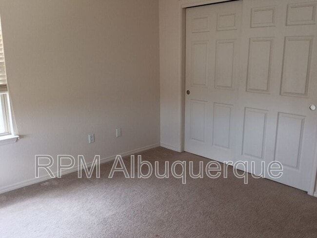 Building Photo - 7100 Alexandria Dr NE