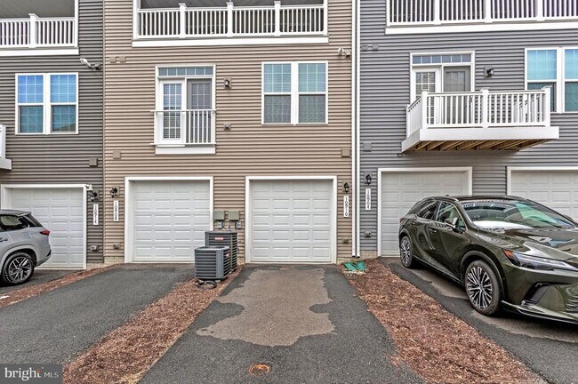 Building Photo - 10910 Presidential Pkwy