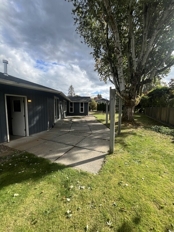 Building Photo - 841 Garden Dr