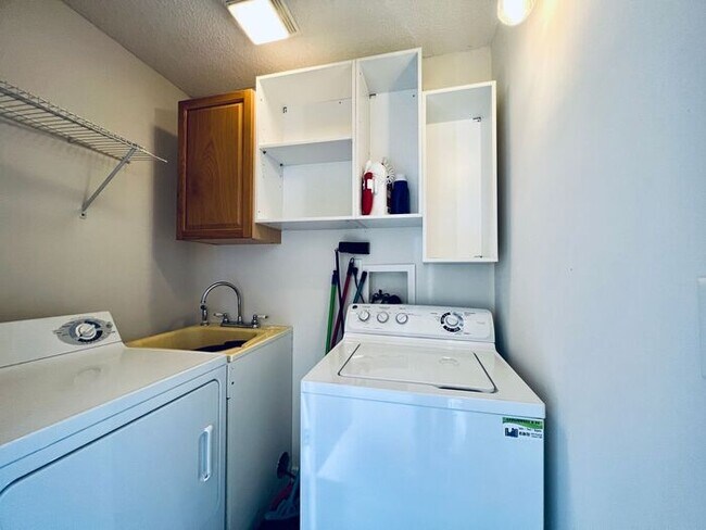 Building Photo - 2 Bedroom Candlewyck