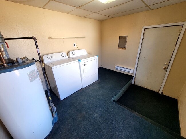 Building Photo - Large 3 Bedroom Southside Holland