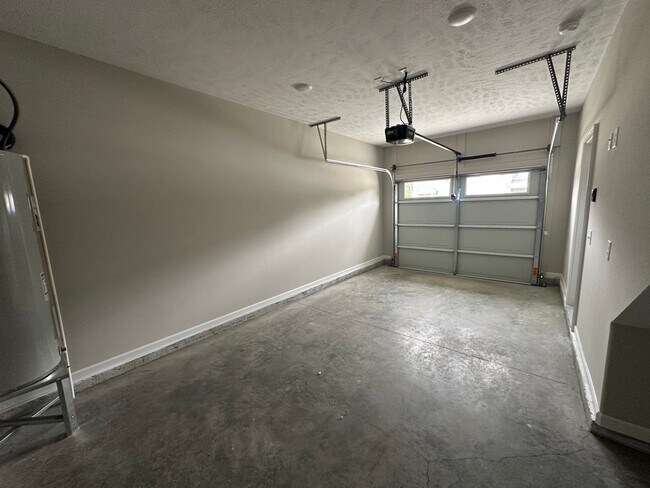 Building Photo - Brand New Townhome In Shelbyville - MOVE I...