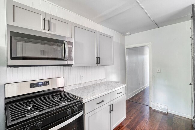 Building Photo - Newly Renovated 3 Bedroom, 1 Bathroom Townhouse
