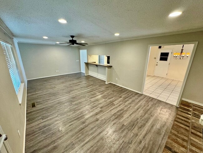 Building Photo - 3 bed 2 bath house with garage
