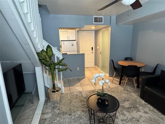 Building Photo - 865 Collins Ave