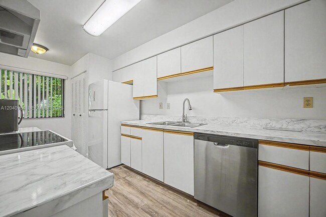 Building Photo - 15575 N Miami Lakeway