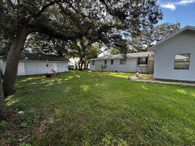 Building Photo - 421 Corvet St