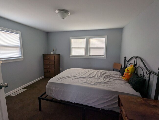 Building Photo - Beautifully renovated 3 bedroom furnished ...