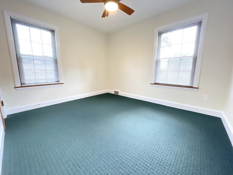 Office (11' x 8.5') - 355 Saratoga Rd