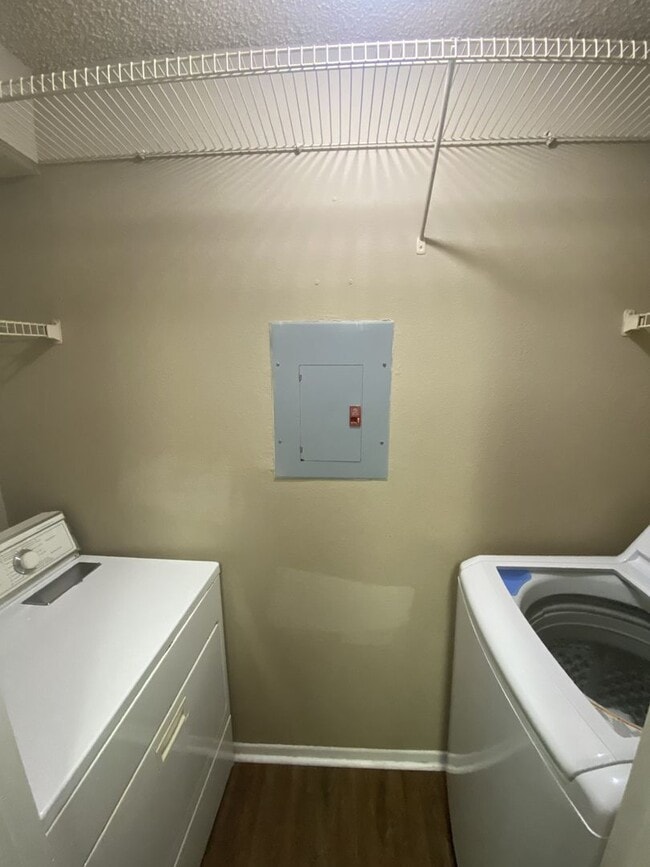 Building Photo - 2 BED 2 BATH MOVE IN NOW!!  TOP FLOOR $1,4...