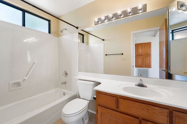 Building Photo - Beautiful 3 Bedroom Home in Forest Trails!