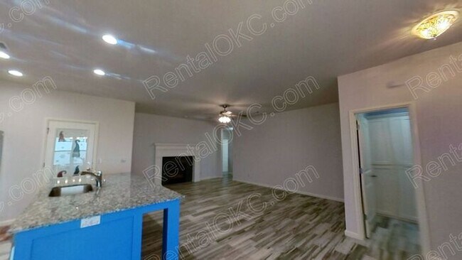 Building Photo - Great 3 bed 2 Bath on the West side.
