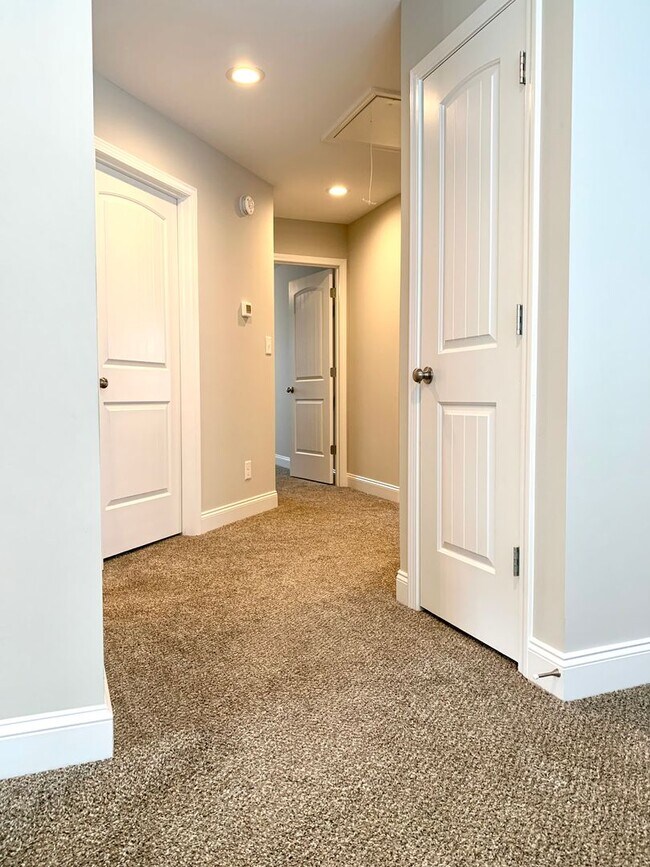Building Photo - 712 Banister Dr