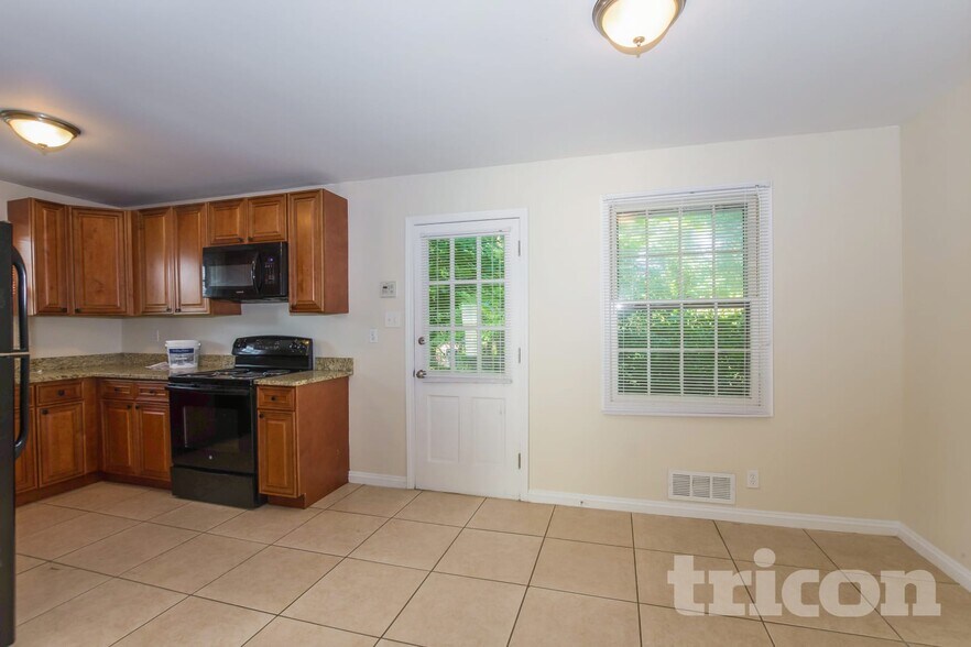 Building Photo - 4200 Gladstone Ln