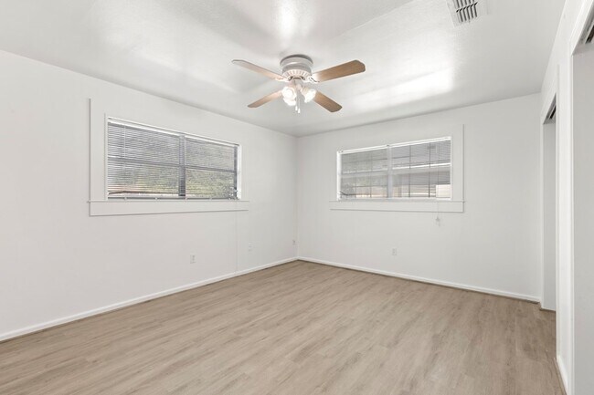 Building Photo - 1418 E Cres Dr