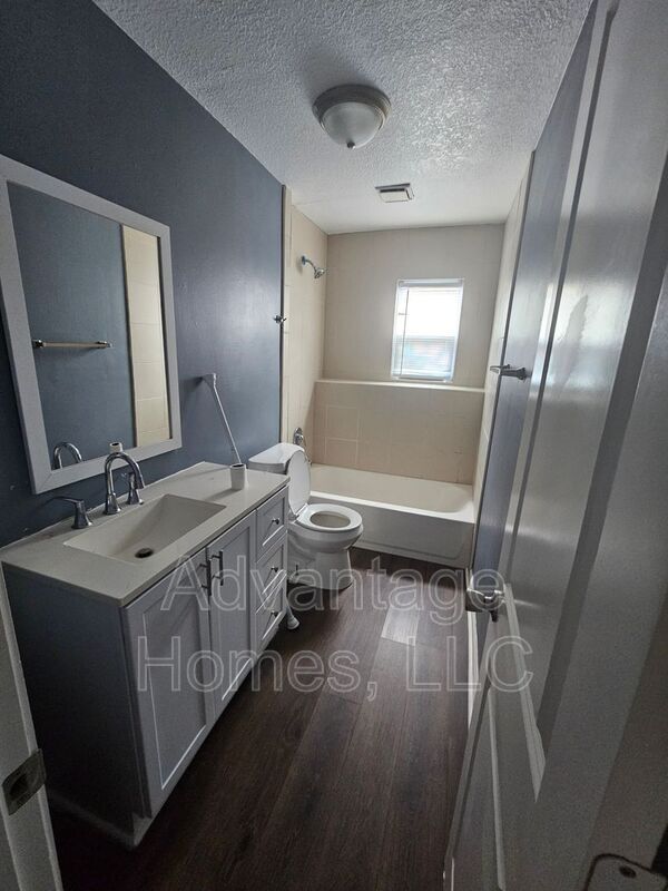 Building Photo - 704 N 70th St